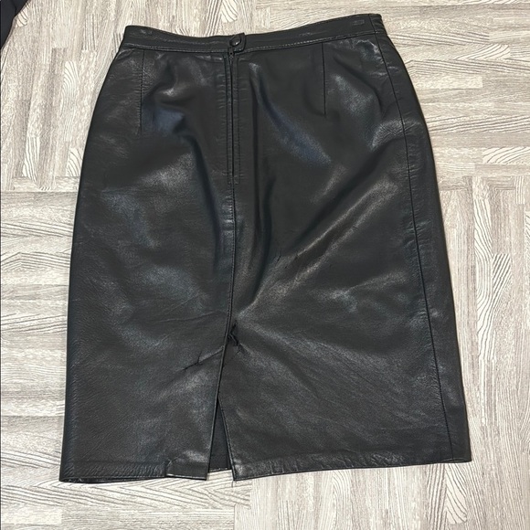 Vintage Elegant Black Leather Skirt - Picture 3 of 6